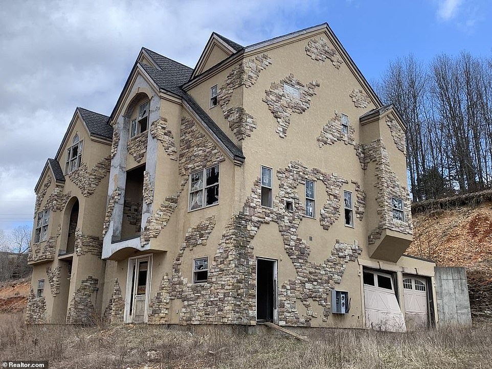 But the developers went bust in 2008, and the Federal Deposit Insurance Company stepped in to purchase the site in 2012 for just $3.1m