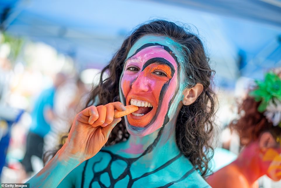 Part of their mission is to promote a contrast between art and advertising in the public space, the role of street art versus gallery art and appropriateness of public nudity