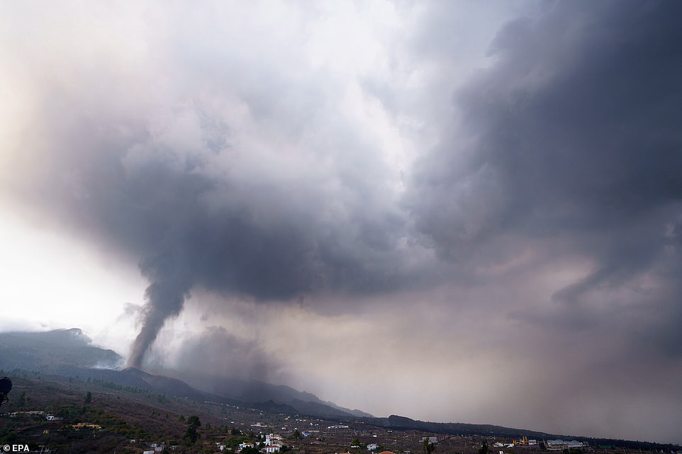 Ash and smoke have been rising high into the sky over La Palma today, before raining down on nearby homes