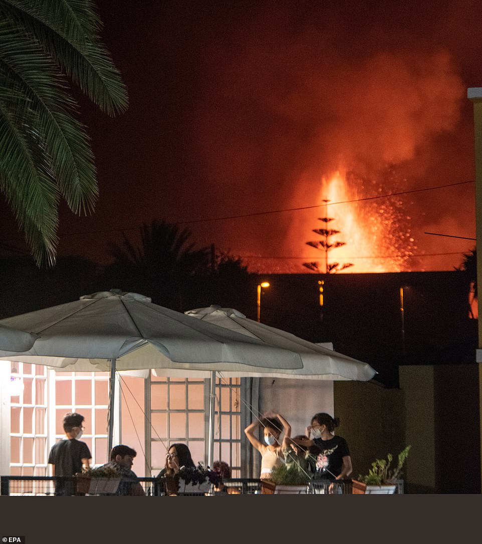 The Canary Islands volcanic emergency committee ordered emergency workers and scientists to pull back from the area around the volcano due to poor air quality